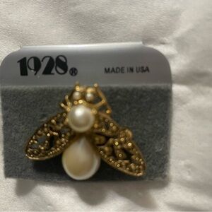 Vintage. 1928  Gold tone and faux pearls brooch of Bee